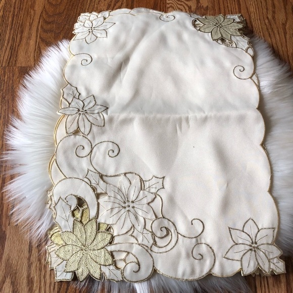 Homewear  ivory Shimmering Poinsettia set of 4 table linens - Picture 2 of 6